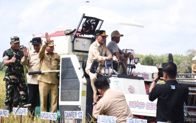 Gubernur Kalimantan Tengah, Agustiar Sabran, Wakil Gubernur, Edy Pratowo didampingi Bupati Kapuas M. Wiyatno bersama-sama melaksanakan panen raya padi di kawasan sentra produksi pangan Desa Terusan Makmur, Kecamatan Bataguh, Kabupaten Kapuas, Senin, 14 Juli 2025 (IST)