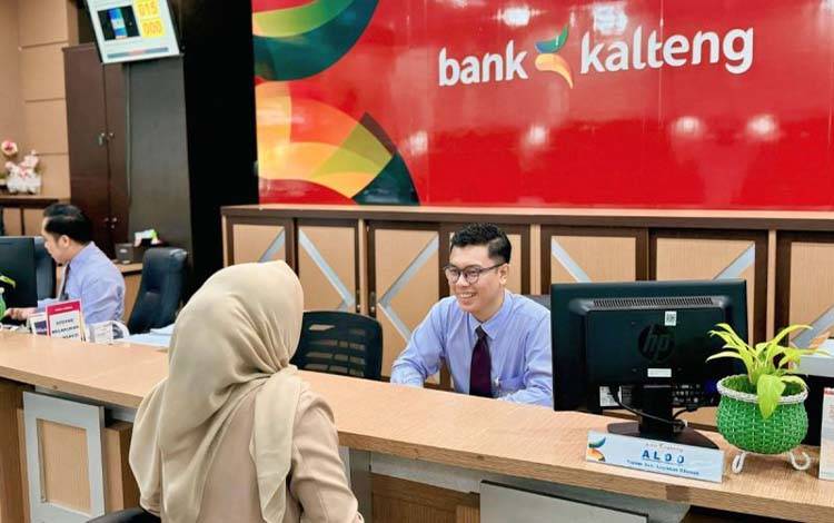Petugas Bank Kalteng memberi pelayanan kepada konsumen, Palangka Raya, baru-baru ini. ANTARA/HO-Bank Kalteng