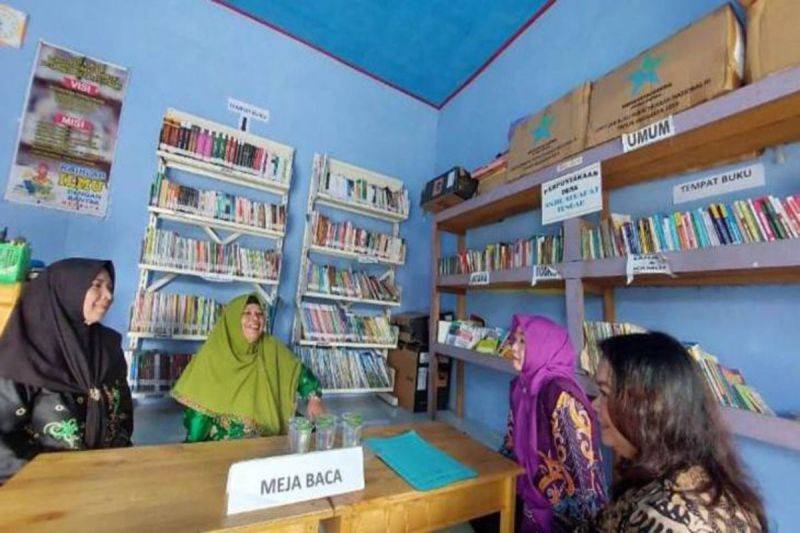Petugas dari Disarpustaka Kapuas melakukan pembinaan perpustakaan di Desa Desa Anjir Serapat Tengah, Kecamatan Kapuas Timur,Senin (14/7/2025). ANTARA/HO-Disarpustaka Kapuas
