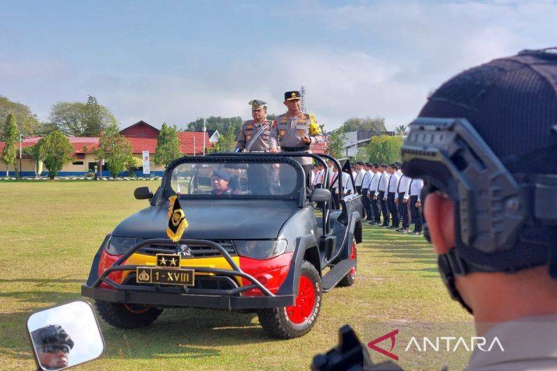 Kapolda Kalteng Irjen Pol. Iwan Kurniawan melakukan pemeriksaan kelengkapan personel, pada Apel Operasi Patuh Telabang 2025, di halaman Barigas Mapolda Kalteng, Palangka Raya, Senin (14/7/2025). (ANTARA/Rajib Rizali)