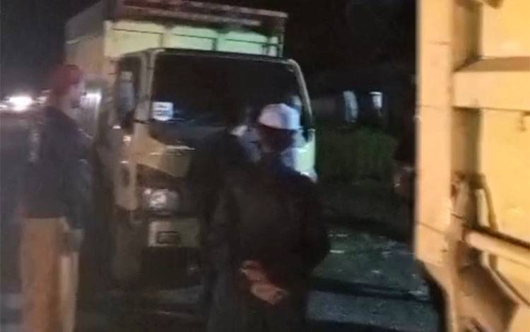 Suasana TKP di Jalan Trans Kalimantan, Km.11, Senin, 14 Juli 2025, di mana truk beriringan hampir melindas pengendara motor yang terjatuh. (IST)