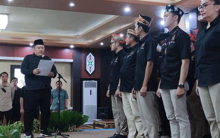 Pelantikan Anak Gubernur Kalteng, Deden Agustiar Sabran serta pengurus DPD Organisasi Pemuda Tani Indonesia Provinsi Kalteng lainnya di Aula Jayang Tingang, Selasa, 15 Juli 2025. (FOTO: HERMAWAN)