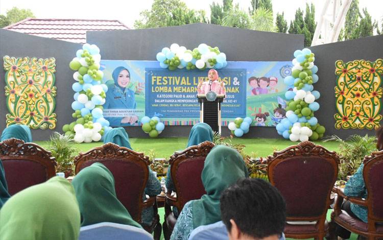 Ketua TP PKK Provinsi Kalimantan Tengah, Aisyah Thisia Agustiar Sabran saat mengikuti rangkaian festival literasi. (FOTO:SETDA KALTENG)