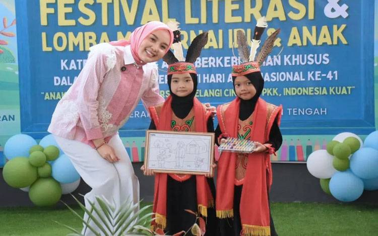 Ketua TP PKK Provinsi Kalimantan Tengah, Aisyah Thisia Agustiar Sabran bersama anak anak saat Festival Literasi dan Lomba Mewarnai Ibu dan Anak dalam rangka Hari Anak Nasional ke-41 Tahun 2025 di Unit Layanan Disabilitas (ULD), Jalan Tjilik Riwut Km. 4 Palangka Raya, Selasa, 15 Juli 2025. (FOTO:SETDA KALTENG)