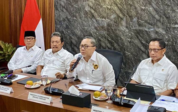 Menteri Koordinator Bidang Pangan Zulkifli Hasan (kedua kanan) memberikan keterangan pers setelah melakukan rapat koordinasi persiapan peluncuran Koperasi Desa Merah Putih di Jakarta, Selasa (15/7/2025). (ANTARA/Shofi Ayudiana)