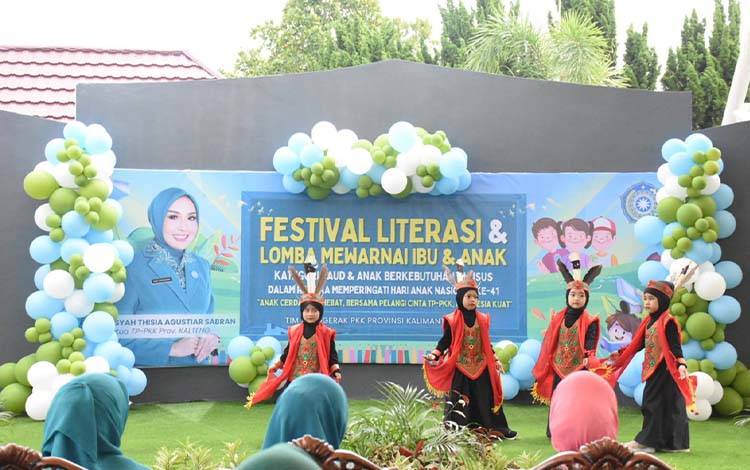 Penampilan anak anak saat rangkaian festival literasi dan lomba mewarnai di Palangka Raya. (FOTO: SETDA KALTENG)