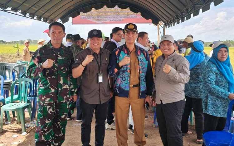 Plt. Kadis Ketahanan Pangan Provinsi Kalteng ikutin panen raya padi Desa Terusan Makmur, Kecamatan Bataguh, Kabupaten Kapuas. (FOTO: DISHANPANG KALTENG)