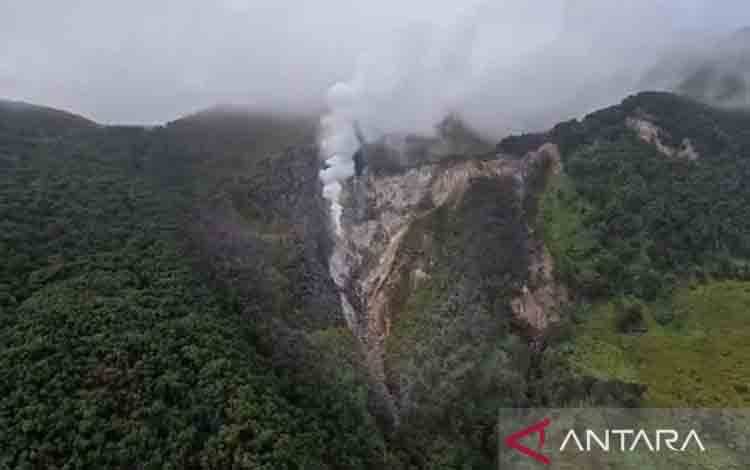 Kawah Wadon di Gunung Gede-Cianjur, Jawa Barat, terekam kamera drone mengeluarkan asap putih. ANTARA