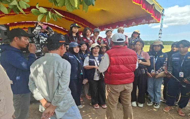 Kepala Dinas TPHP Provinsi Kalimantan Tengah Rendy Lesmana saat bersama mahasiswa. (FOTO:TPHP KALTENG)