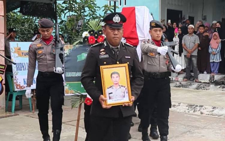 Suasana penghormatan terakhir Bripka Dolly Datuk Anggara Sihombing di rumah duka, Jalan Keruing, Kuala Kapuas. (IST)