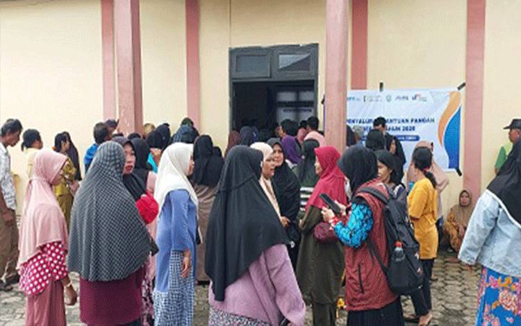 Ratusan PBP di Kecamatan Baamang saat mengantri untuk mengambil bantuan, Kamis, 17 Juli 2025. (FOTO: DEVI)?
