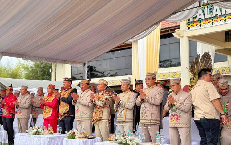 Momen kebersamaan Wali Kota Palangka Raya Fairid Naparin bersama Gubernur Kalteng, Agustiar Sabran dalam upacara hari peringatan HUT Pemko dan Kota Palangka Raya. (Foto : IST)