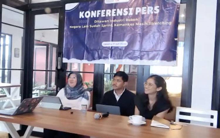 Direktur Penyakit Tidak Menular Kemenkes Siti Nadia Tarmizi (kiri) dalam konferensi pers Indonesian Youth Council For Tactical Changes di Jakarta, Kamis (17/7/2025). ANTARA/Prisca Triferna