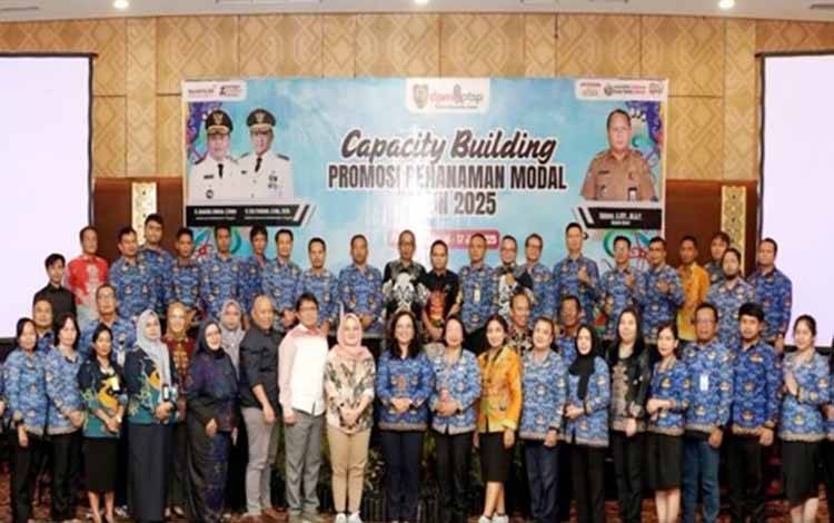 Foto bersama saat Capacity Building Promosi Penanaman Modal di Swiss-Belhotel Danum Palangka Raya. (FOTO: DPMPTSP KALTENG)