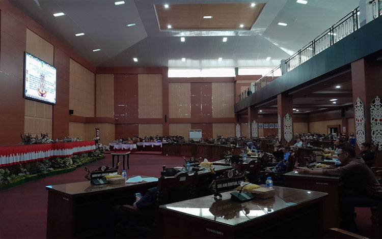 Aktivitas DPRD Palangka Raya saat Rapat Paripurna Ke-9 Masa Persidangan III Tahun Sidang 2024/2025 (Foto: MARINI)