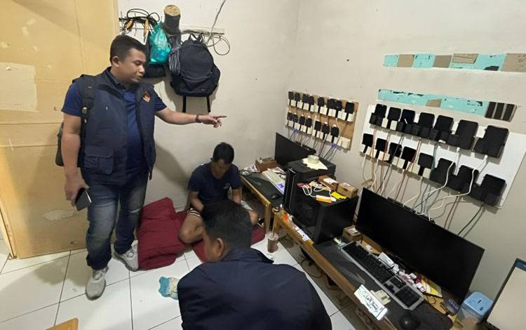 Penyidik dari Dittipidum Bareskrim Polri menggerebek salah satu tempat yang dijadikan lokasi kejahatan jaringan perjudian online (judol) internasional Kamboja dan China. ANTARA/HO-Dittipidum Bareskrim Polri