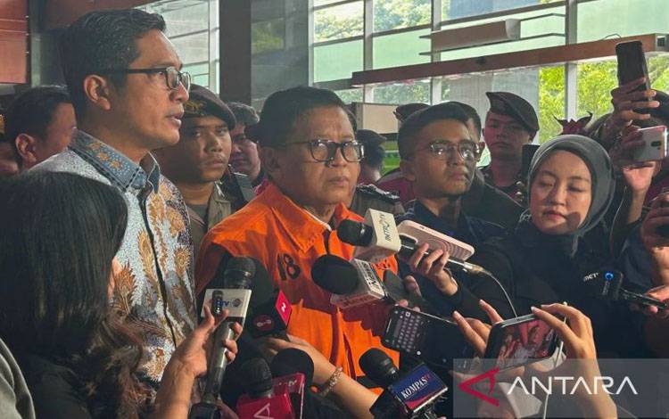 Sekretaris Jenderal DPP PDI Perjuangan Hasto Kristiyanto (tengah) saat ditemui di sela sidang pembacaan duplik di Pengadilan Tipikor Jakarta, Jumat (18/7/2025). (ANTARA/Agatha Olivia Victoria)