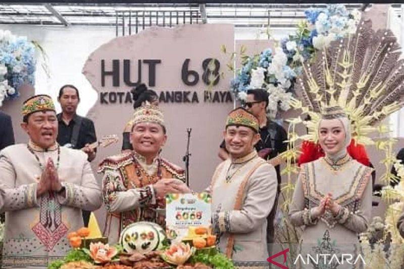 Gubernur Kalteng Agustiar Sabran (dua kiri), Wagub Kalteng Edy Pratowo (kiri), Wali Kota Palangka Raya Fairid Naparin (dua kanan) dan Ketua TP PKK Kota Palangka Raya saat ramah tamah usai upacara perayaan HUT ke-60 Pemkot Palangka Raya dan HUT ke-68 Kota Palangka Raya di halaman Kantor wali Kota Palangka Raya. ANTARA/Rendhik Andika.