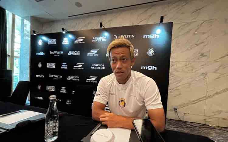 Pemain legenda tim nasional Jepang Keisuke Honda dalam konferensi pers di Jakarta, Jumat (18/7/2025). (ANTARA/FAJAR SATRIYO)