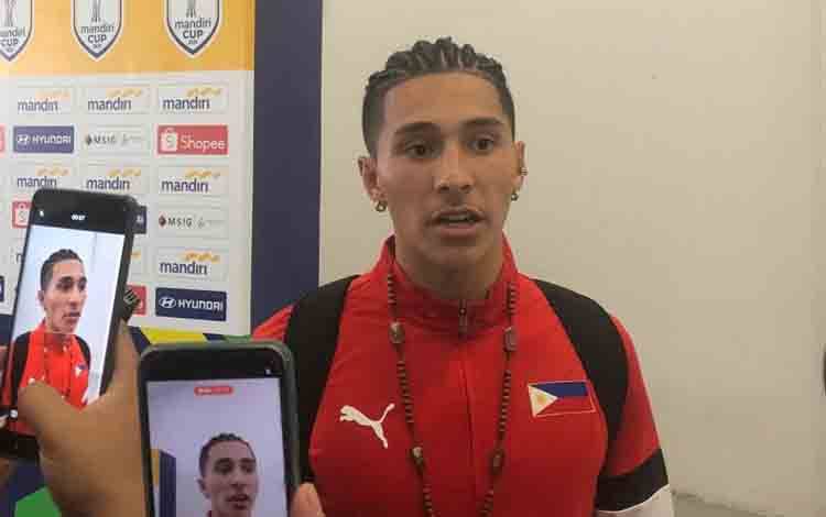 Pemain timnas U-23 Filipina Javier Mariona saat ditemui awak media di mixed zone Stadion Utama Gelora Bung Karno (SUGBK), Jakarta, Jumat (18/7/2025). (ANTARA/Zaro Ezza Syachniar)