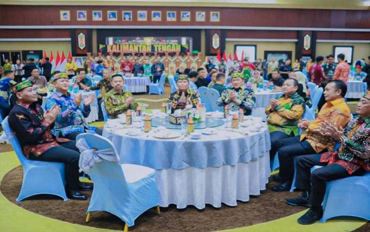 Gubernur Kalimantan Tengah, Agustiar Sabran duduk bersama saat rangkaian pisah sambut Kajati Kalteng. (FOTO:ASP)