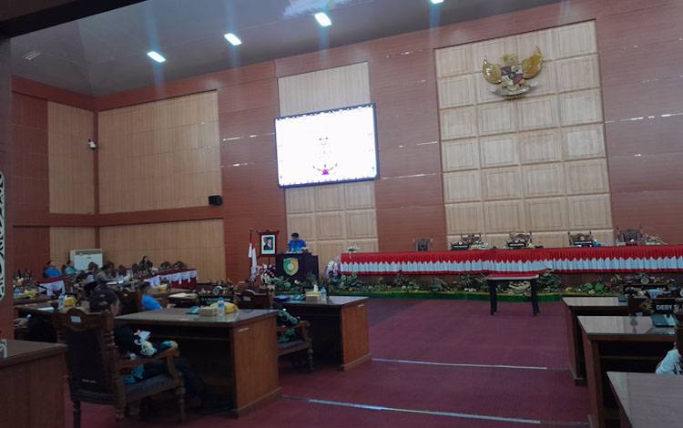 Fraksi Partai NasDem DPRD Kota Palangka Raya, Erlan Audri saat rapat paripurna (Foto:MARINI)