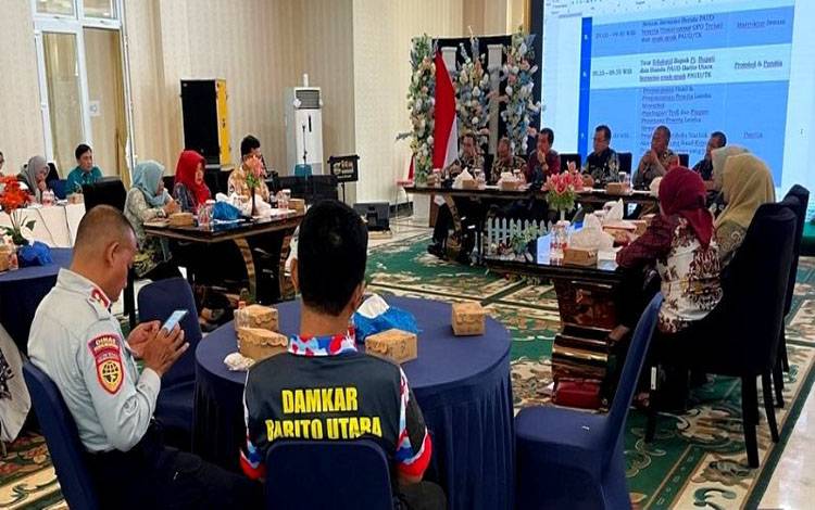 Panitia pelaksana kegiatan HAN ke 41 tahun 2025 menggelar Rapat Koordinasi (Rakor) memantapkan masing-masing koordinator seksi panitia, bertempat di Aula Rumah Jabatan Bupati Barito Utara.(foto: Dhani)