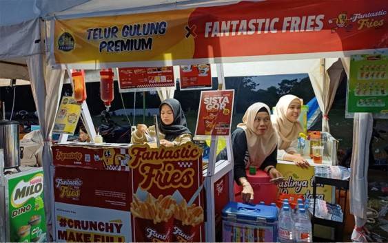 Stand minuman dan kentang goreng milik Riska yang dibuka selama HNR Cup I 2025 di Stadion 29 Nopember Sampit. (FOTO: DEWIP)