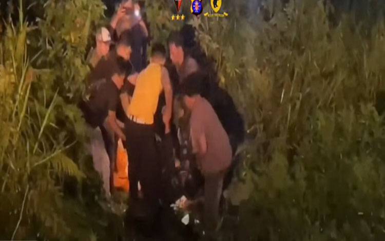 Evakuasi korban kecelakaan lalu lintas G.Obos Ujung Palangka Raya beberapa hari yang lalu (Foto: Satbrimob Polda Kalteng)