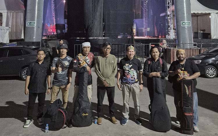 Cakrawala Band membuktikan bahwa musik rock bisa menyatu dengan kekayaan budaya lokal dalam perhelatan Musisi Rock Party Kalimantan di Palangka Raya Fair 2025. (FOTO: Istimewa)