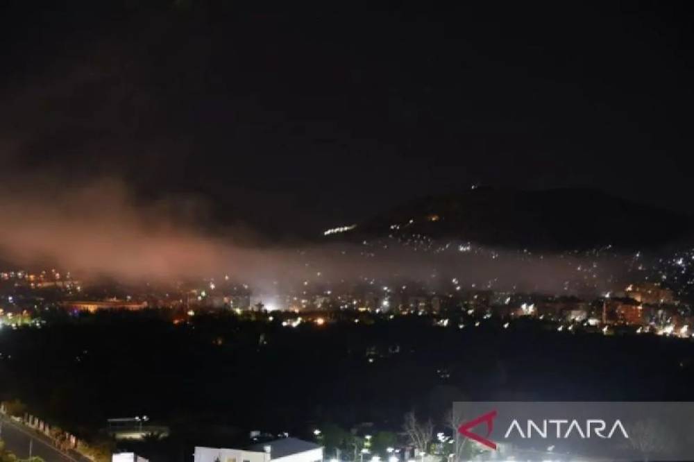 Arsip foto - Asap membubung dari Gunung Qasioun setelah serangan udara Israel di Damaskus, Suriah (3/5/2025). (ANTARA/Xinhua/Monsef Memarie/aa.)