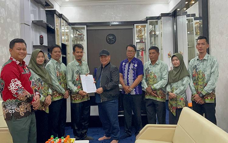 Penyerahan NIPDes kepada Perangkat Desa Pelangsian Kecamatan Mentawa Baru Ketapang, Jum'at 18 Juli 2025. (FOTO : IST)?