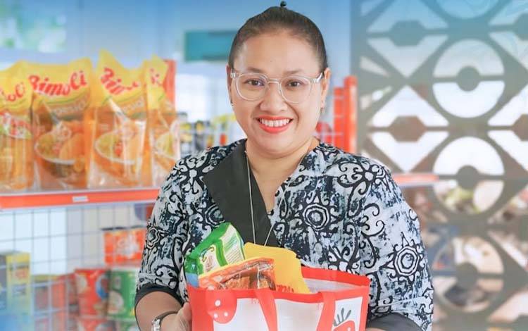 Konsumen saat memperlihatkan barang belanjaan. (Foto: Humas BI Kalteng untuk Borneonews)