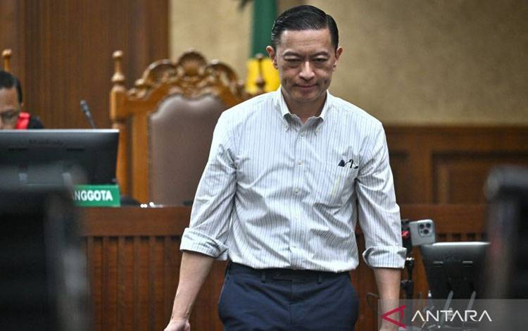 Terdakwa kasus dugaan korupsi impor gula, Thomas Trikasih Lembong atau Tom Lembong bersiap menjalani sidang pembacaan vonis di Pengadilan Tipikor, Jakarta, Jumat (18/7/2025). ANTARA FOTO/Bayu Pratama S/app/bar
