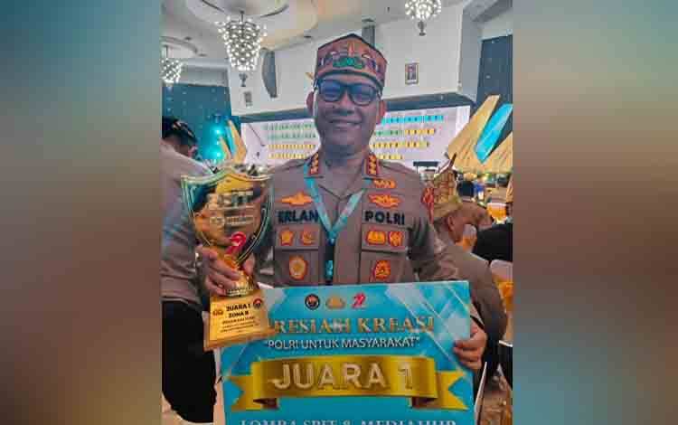 Kabid Humas Polda Kalteng Kombes Pol Erlan Munaji saat memegang piala peringkat pertama Zona B kategori lomba Sistem Publik Informasi Terintegrasi (SPIT) dan Media Hub. (FOTO: IST)