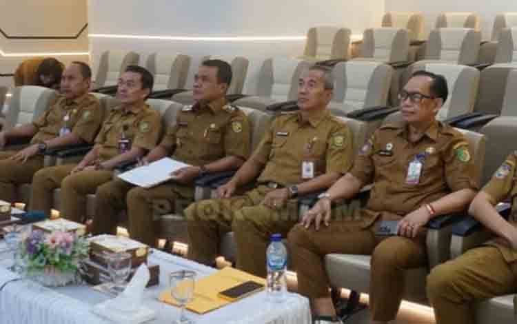 Wakil Wali Kota Palangka Raya Achmad Zaini saat mengikuti rapat secara virtual dengan Kemendagri (Foto : Prokopim Palangka Raya)