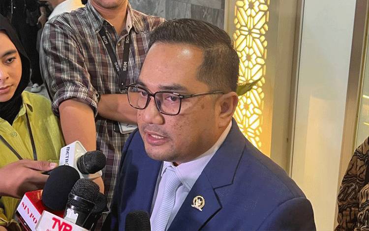 Ketua Komisi II DPR RI Rifqinizamy Karsayuda di kompleks parlemen, Senayan, Jakarta, Rabu (23/7/2025). ANTARA/Melalusa Susthira K.