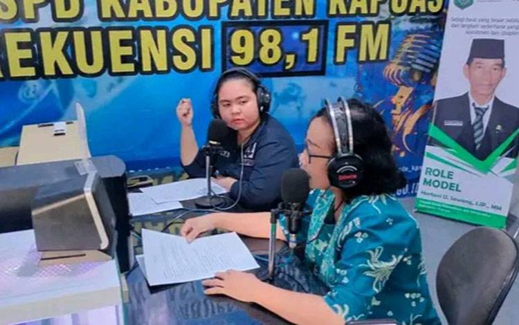 Pihak RSUD Kapuas ketika memberikan edukasi tentang Bahaya Narkoba melalui siaran radio, Jum'at, 18 Juli 2025. (IST)