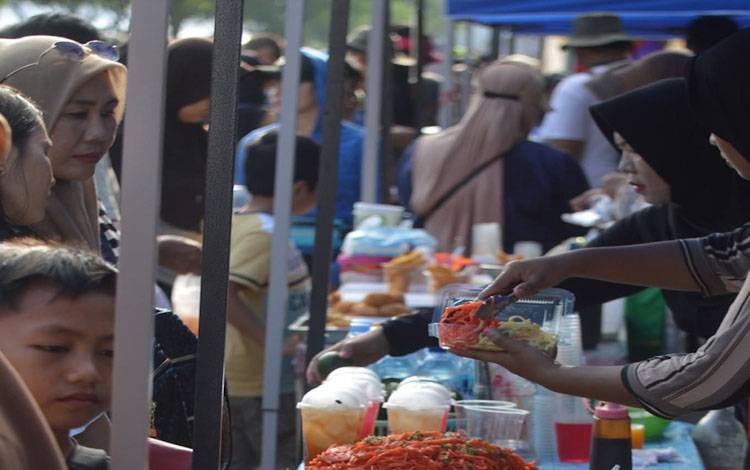 Aktivitas penjualan makanan di CFD (Foto:MARINI)