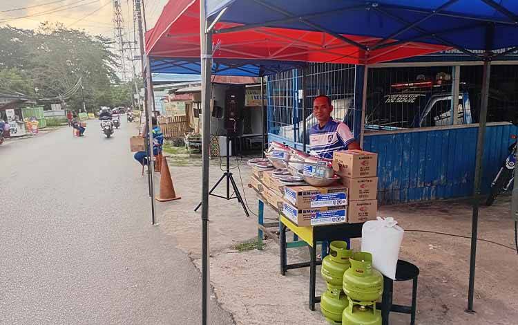 Sejumlah peralatan memasak dari penggalangan dana diperlihatkan tim relawan BPK Seroja Indah di Jalan Seroja, Kuala Kapuas, Rabu, 23 Juli 2025. (FOTO: SABRI)