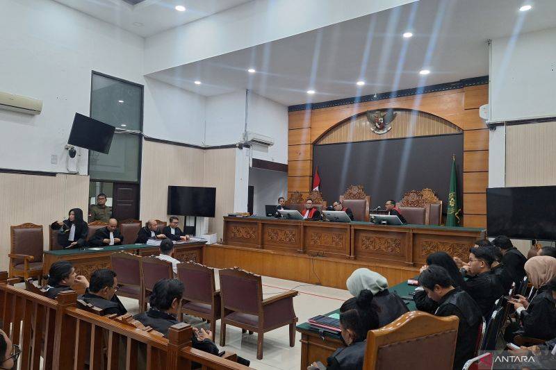 Terdakwa kasus judi daring (online/judol) Kementerian Komunikasi dan Digital (Komdigi) dalam tindak pidana pencucian uang (TPPU), Rajo Emirsyah menghadiri sidang tuntutan di Pengadilan Negeri Jakarta Selatan, Jakarta, Rabu (23/7/2025). ANTARA/Luthfia Miranda Putri.