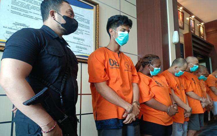 Petugas Badan Narkotika Nasional Provinsi Bali menunjukkan tersangka Lungile Ntombenhle Mzimela (32) kasus penyelundupan narkotika jenis sabu saat konferensi pers di Denpasar, Bali, Kamis (24/7/2025). ANTARA/Rolandus Nampu
