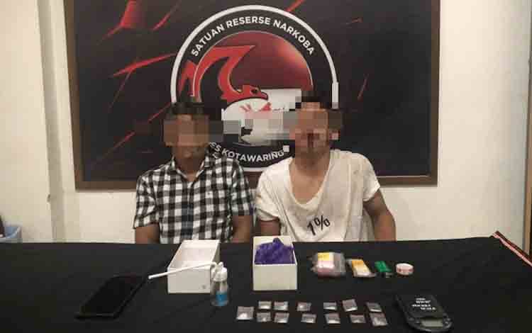 Terduga pengedar narkoba di Desa Batu Belaman, Kecamatan Kumai, Kabupaten Kobar diamankan di Satresnarkoba Polres Kobar.