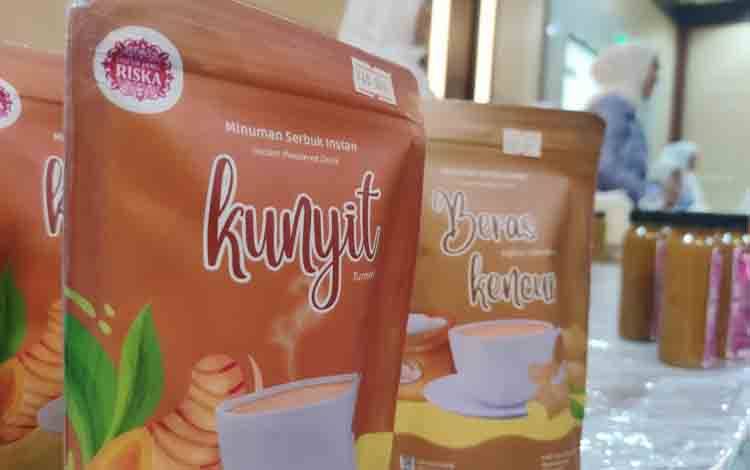 Produk UMKM dipamerkan dan dijual saat rangkaian IWAPI Kalteng di Aula Jayang Tingang. (FOTO: HERMAWAN)