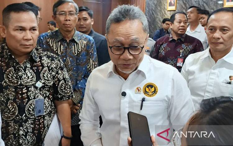 Menko Bidang Pangan Zulkifli Hasan (Zulhas) ditemui usai rapat tindak lanjut arahan Presiden terkait manipulasi harga beras dan beras oplosan di Jakarta, Jumat (25/7/2025). (ANTARA/Muzdaffar Fauzan)