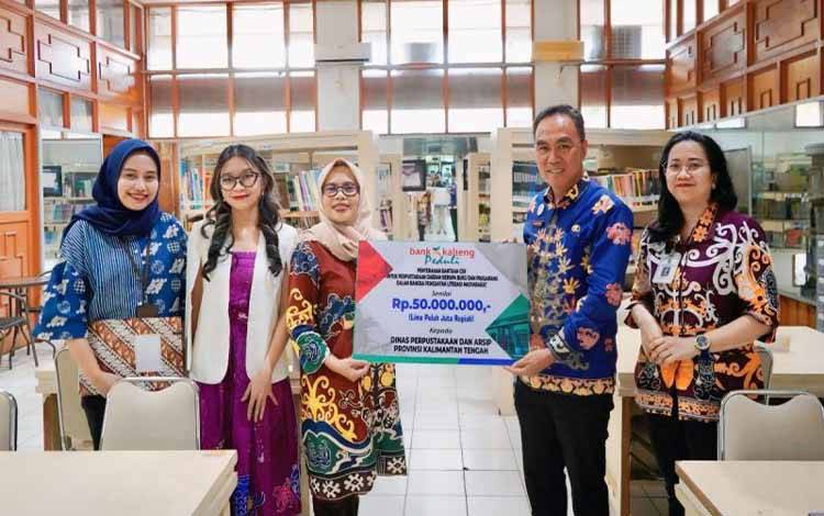 Pemberian bantuan Bank Kalteng secara simbolis ke Dispursip Kalteng, Palangka Raya, Kamis (25/7/2025). ANTARA/HO-Bank Kalteng