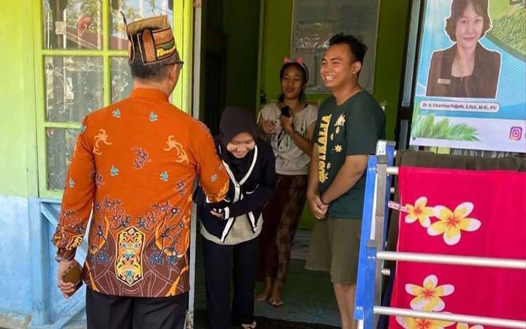 Camat Kapuas Hilir, Nazmianoor ketika mengunjungi Posko Mahasiswa KKN UPR di Desa Bakungin, Kamis, 24 Juli 2025. (IST)