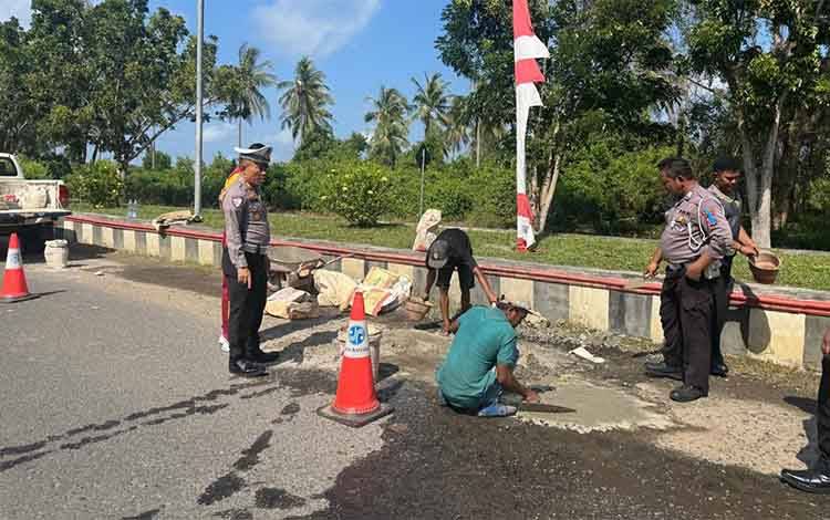 Personel Satlantas Polres Seruyan lakukan penambalan jalan di Kuala Pembuang. (Foto : Ist)