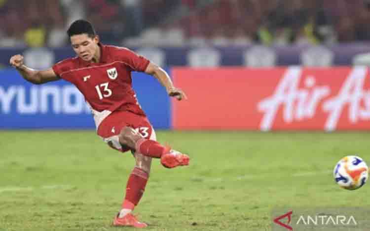 Pesepak bola Timnas Indonesia U-23 Muhammad Alfharezzi Buffon menendang bola saat adu tendangan penalti pada semifinal Piala AFF U-23 2025 melawan Timnas Thailand U-23 di Stadion Utama Gelora Bung Karno (SUGBK), Senayan, Jakarta, Jumat (25/7/2025). Indonesia melaju ke final setelah mengalahkan Thailand lewat adu penalti dengan skor 7-6. ANTARA FOTO/Dhemas Reviyanto/Lmo/tom.
