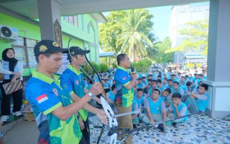 Komite KONI Kapuas menggelar kegiatan KONI Goes to School di SMAN 2 Kuala Kapuas pada Jumat, 25 Juli 2025. Salah satu cabang olahraga yang mendapat kesempatan untuk sosialisasi adalah panahan. (IST)